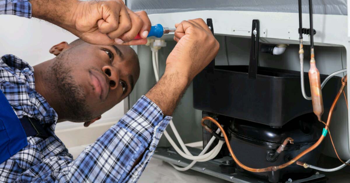 Quando um refrigerista deve consertar ou trocar um equipamento?