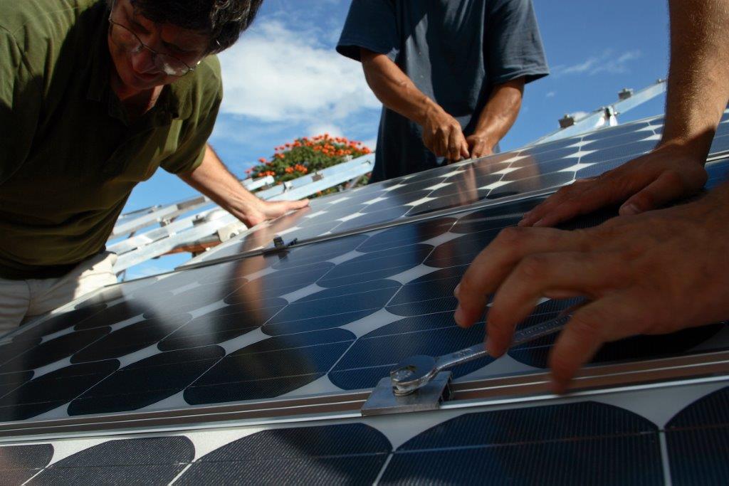 Ativistas instalando placas fotovoltaicas no telhado da sede do Greenpeace em São Paulo | Foto: Divulgação