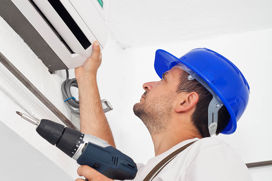 Refrigerista instalado ar-condicionado split | Foto: Shutterstock