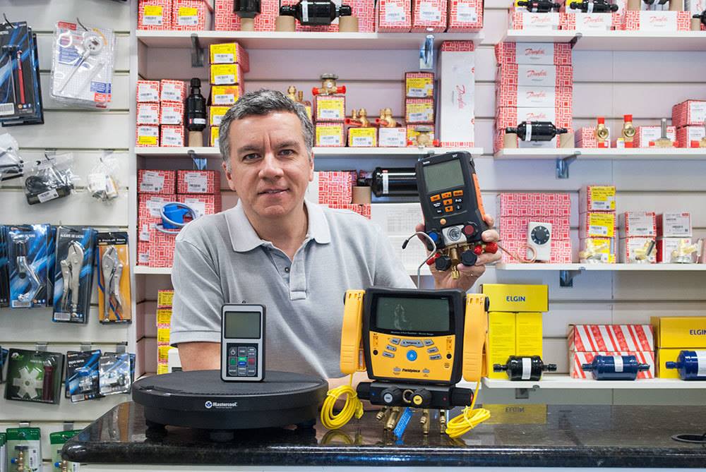 Eduardo Silva, diretor geral da Polipartes, loja de peças e acessórios de refrigeração e ar condicionado do Rio de Janeiro