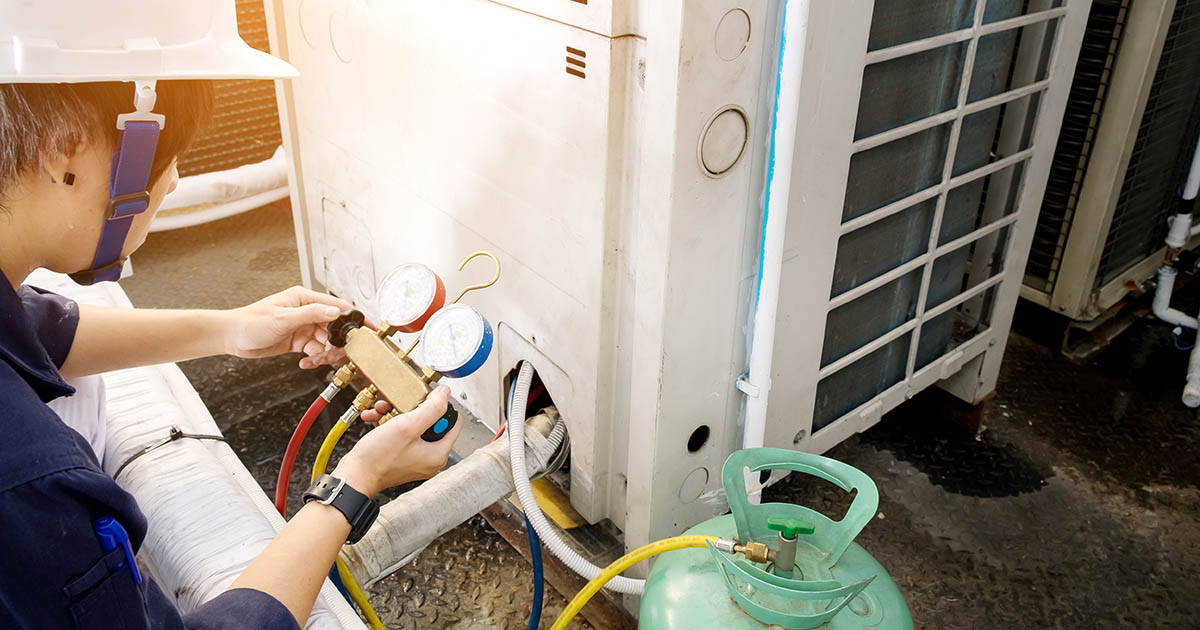 Técnico em ar condicionado realizando manutenção preventiva