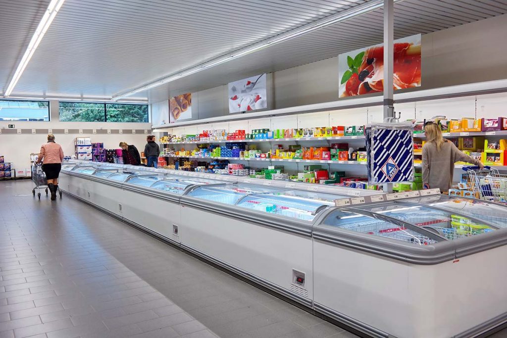 Seção de congelados em supermercado na Europa