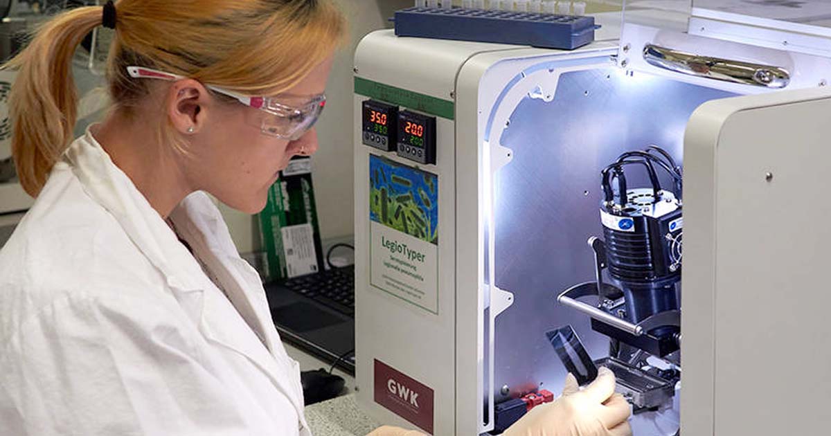 Catharina Kober com o chip de DNA LegioTyper