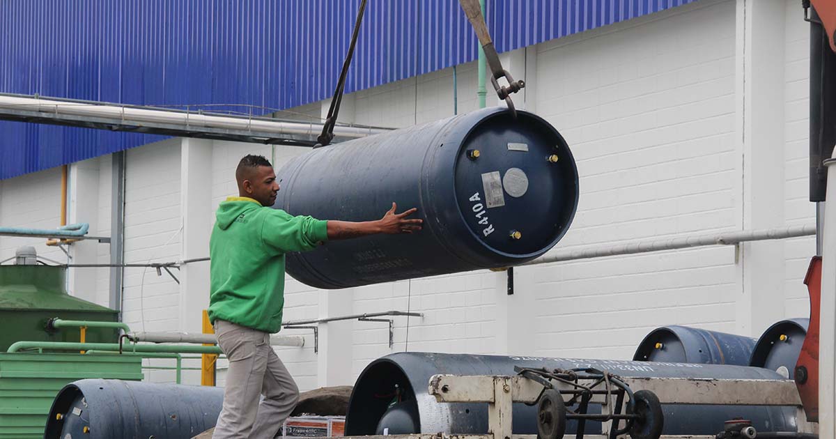 Isotanque de fluido refrigerante R-410A sendo descarregado em fábrica de ar-condicionado