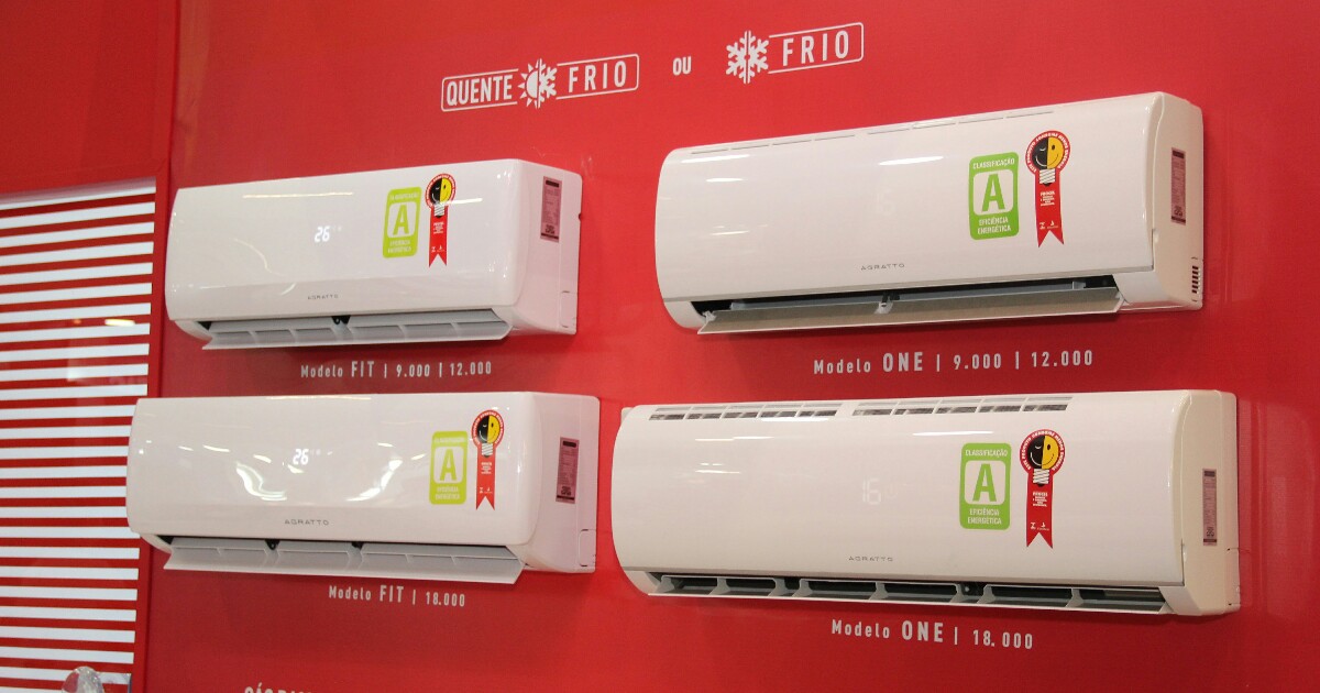Aparelhos de ar condicionado do tipo split em exposição