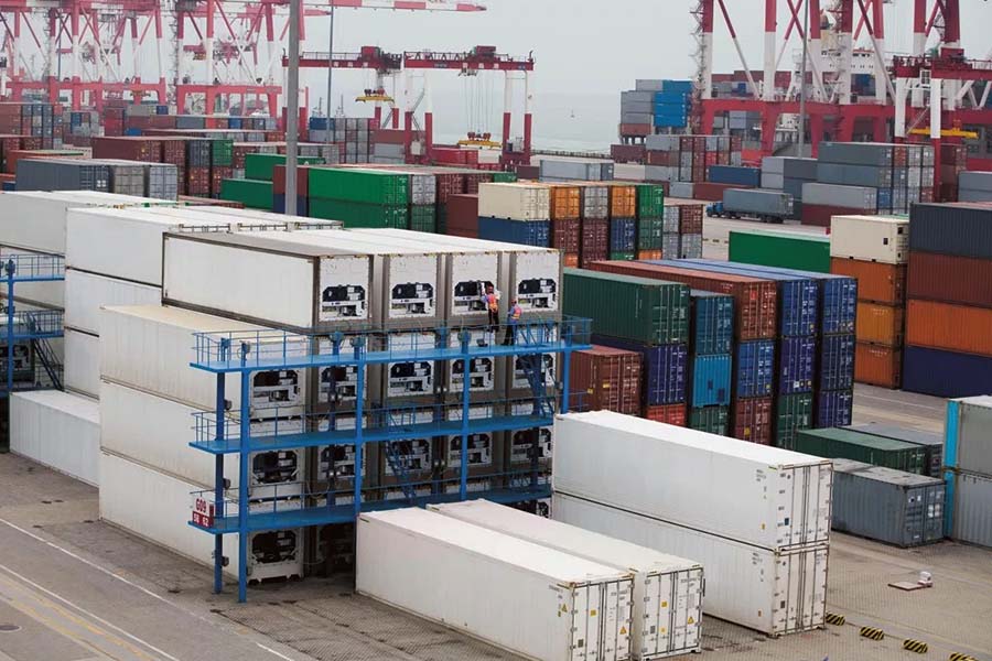 Contêineres refrigerados em porto