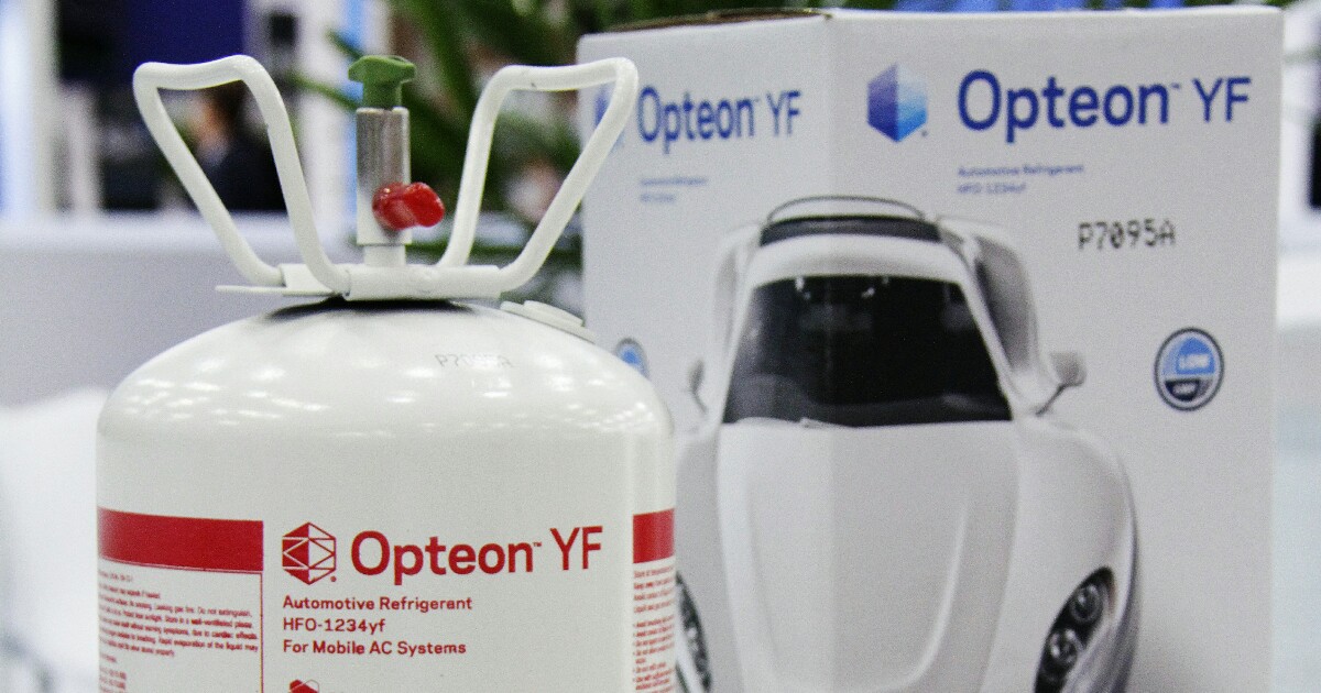 Embalagem e cilindro do fluido refrigerante Opteon YF em exposição no estande da Chemours durante a última Febrava