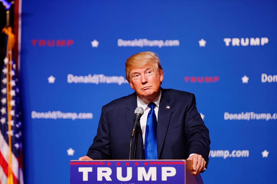 Presidente Donald Trump num púlpito durante sua campanha à Casa Branca