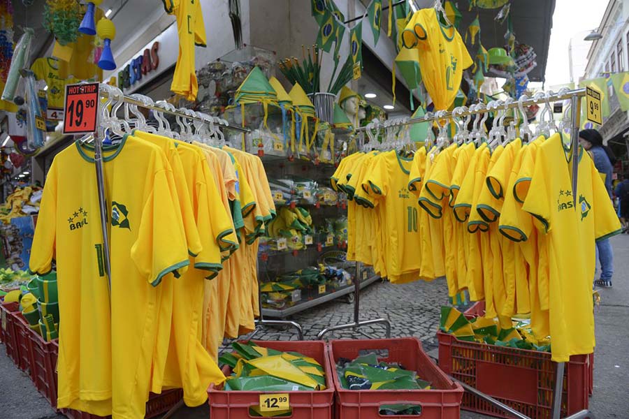 Comércio de camisetas e adereços da Seleção Brasileira de Futebol em rua do Rio de Janeiro