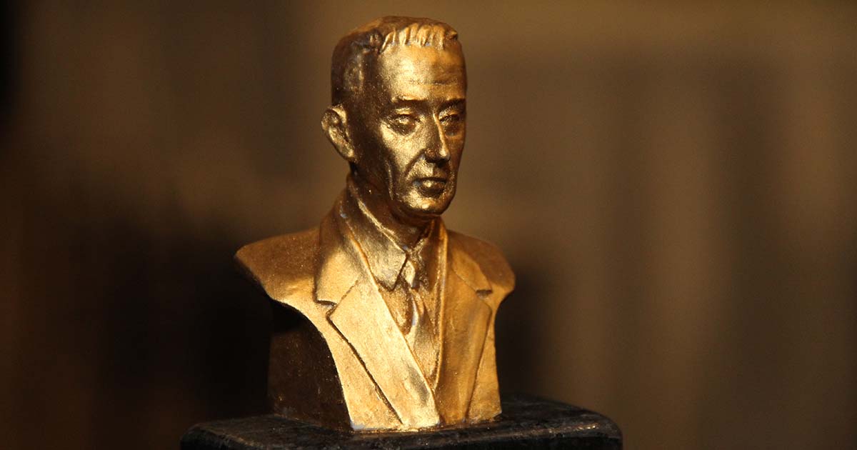 Busto do fundador da Revista do Frio, Oswaldo Moreira, no formato do troféu que leva seu nome e homenageia empresas de refrigeração e ar condicionado