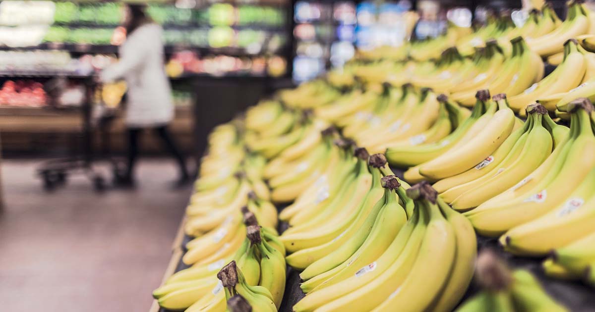 Bananas à venda em supermercado