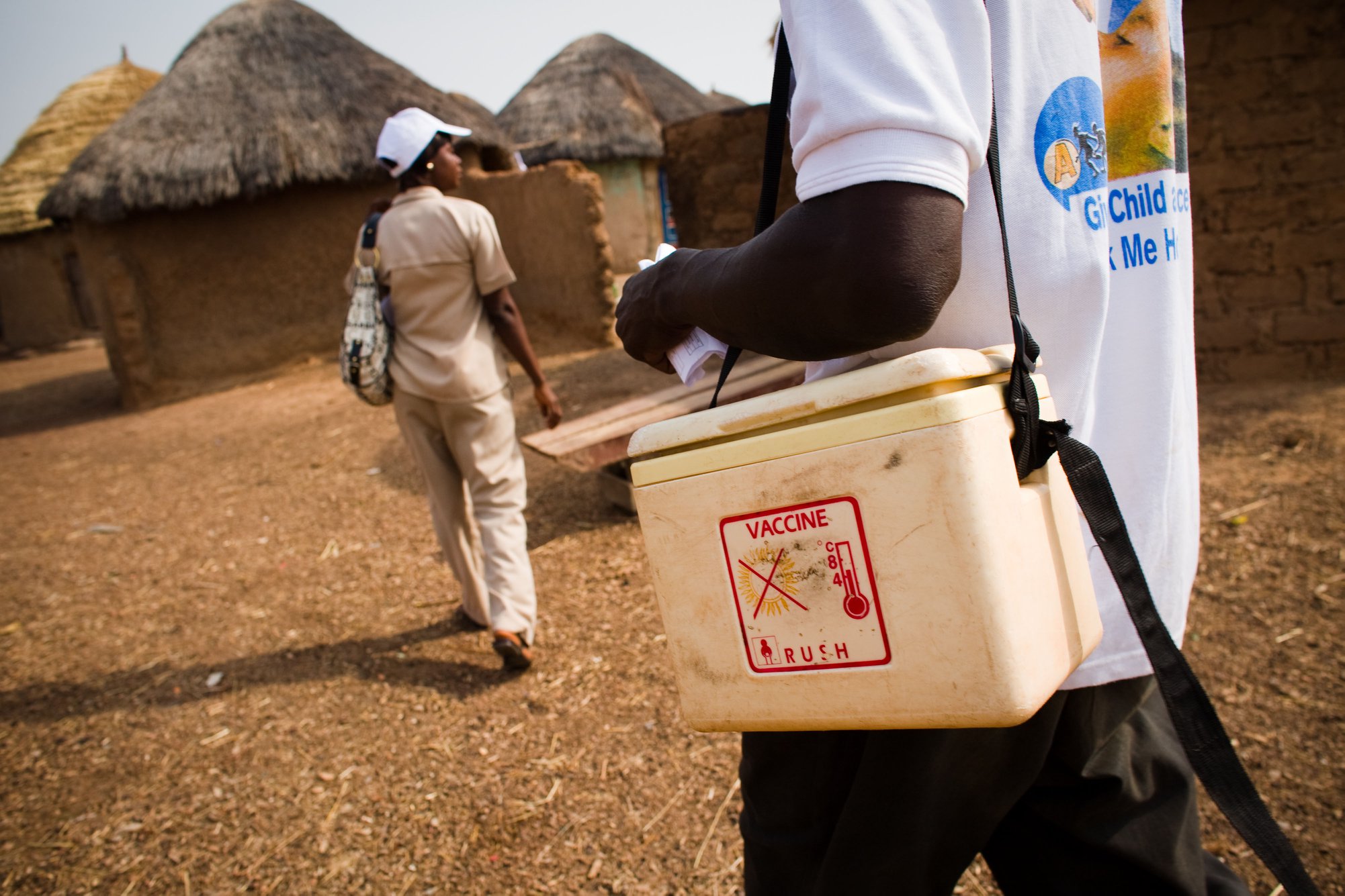 Homem transportando caixa térmica de vacinas