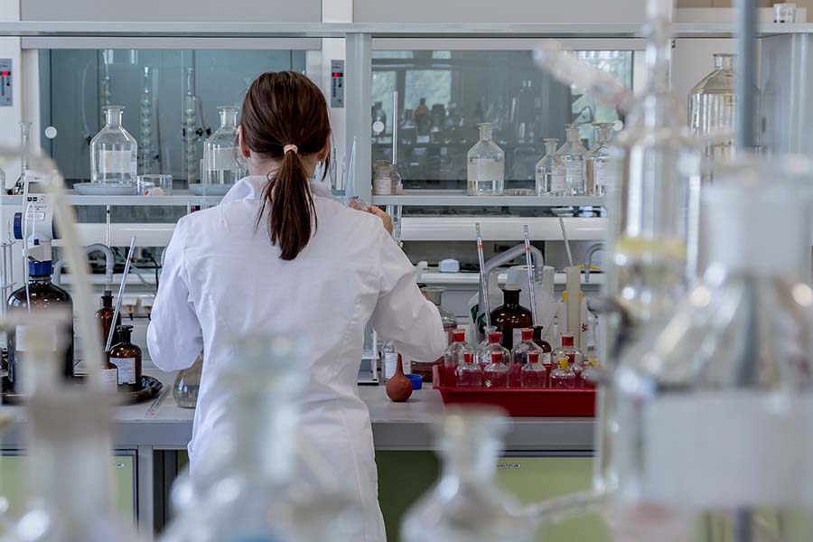 Pesquisadora trabalhando em laboratório de química