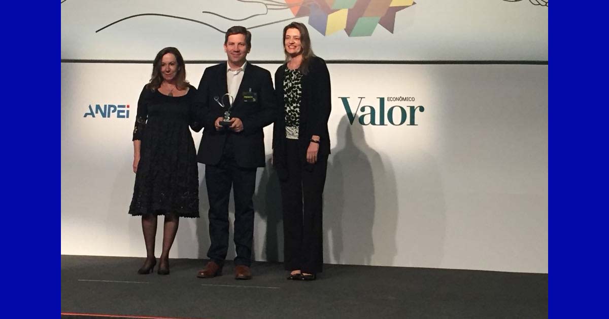 Embraco recebendo prêmio do jornal Valor Econômico