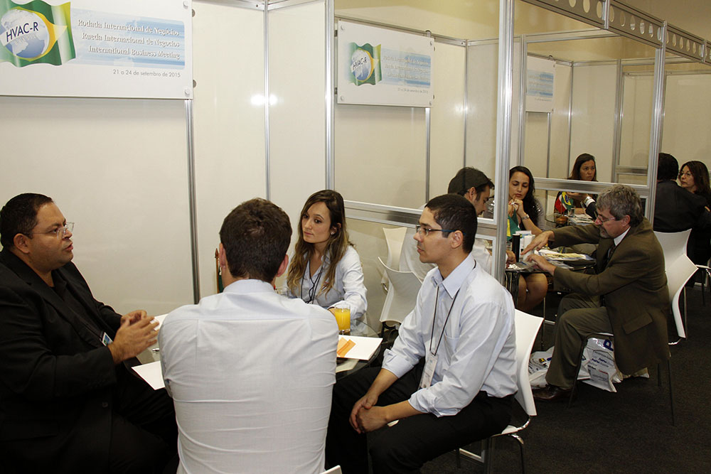Vendedores e compradores de equipamentos de refrigeração e ar condicionando participando de rodada de negócios promovida pela Abrava e Apex-Brasil durante a Febrava 2015