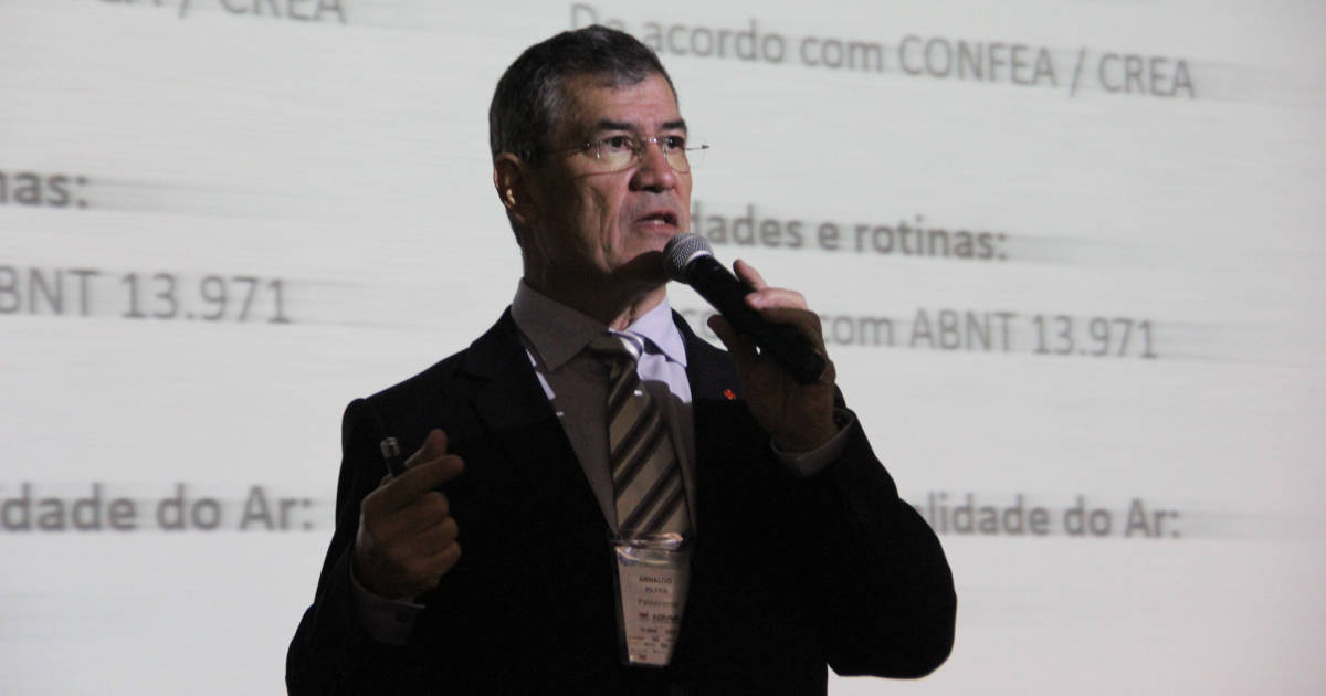 Engenheiro mecânico Arnaldo Lopes Parra ministrando palestra no Senai Oscar Rodrigues Alves, em São Paulo, em 5/10/2018, durante 8ª Semana Tecnológica de Refrigeração e Climatização - Foto: Nando Costa/Pauta Fotográfica
