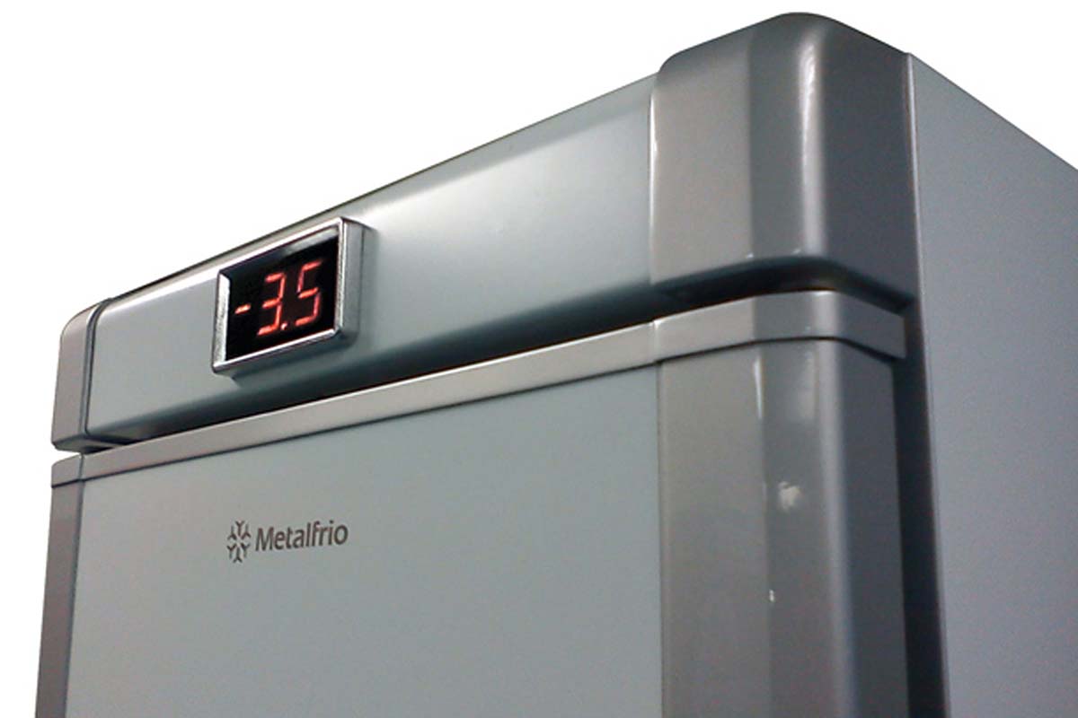 Detalhe do termômetro do refrigerador Metalfrio VN27C | Foto: Divulgação