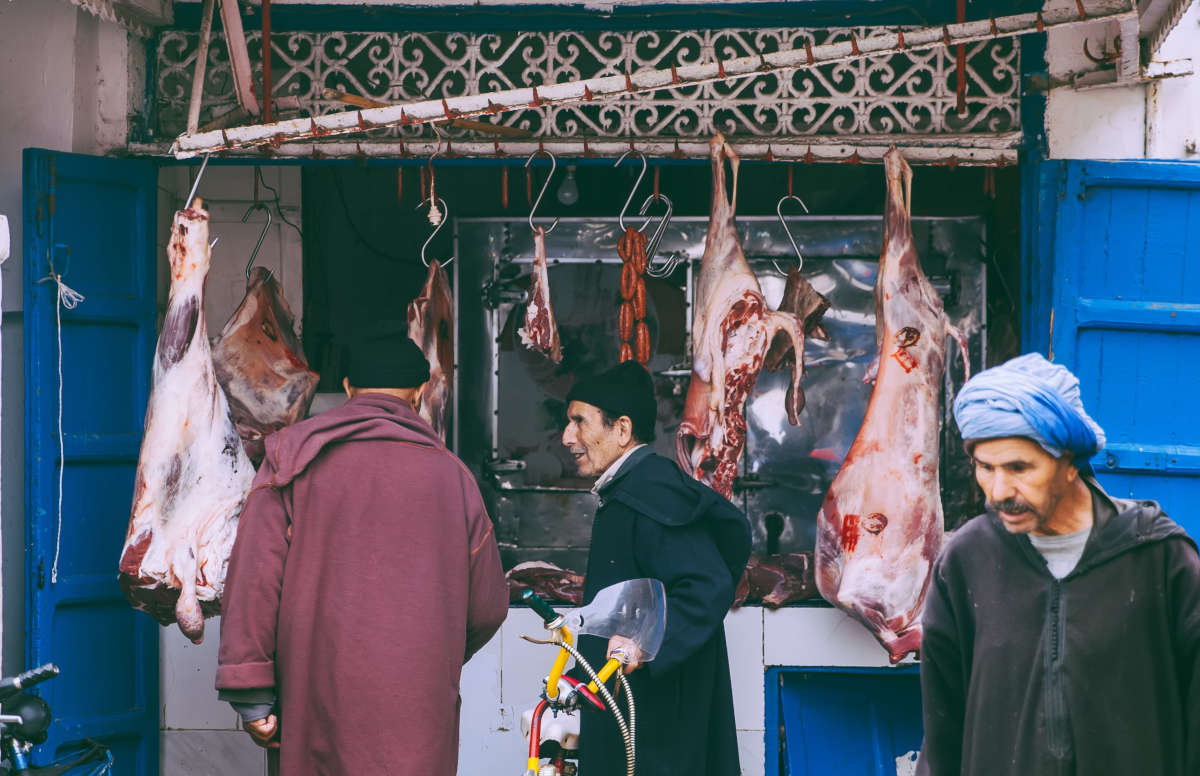 Comércio de carne ao ar livre e sem refrigeração em Marrocos