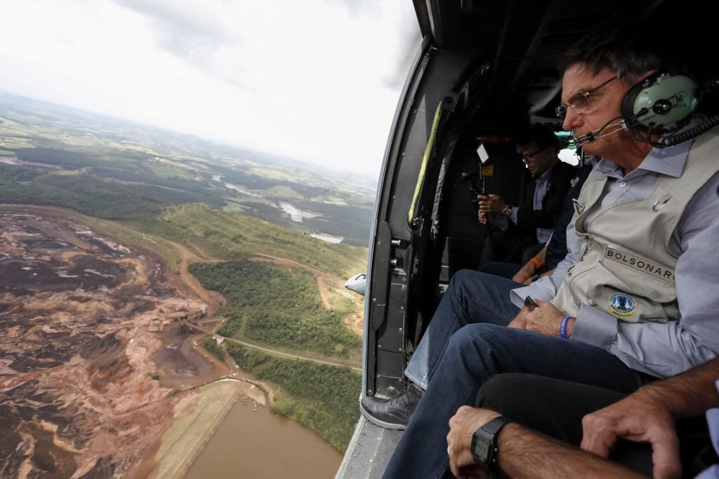 O Presidente da República, Jair Bolsonaro, durante sobrevoo da região atingida pelo rompimento da barragem Mina Córrego do Feijão, em Brumadinho/MG.