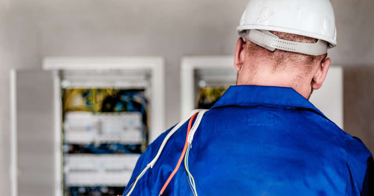 Eletricista perto de quadro de energia | Foto: Pixabay