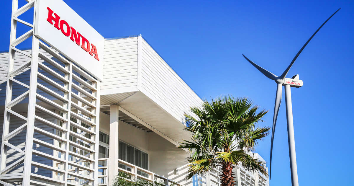 Aerogerador de energia ao lado de edifício da Honda