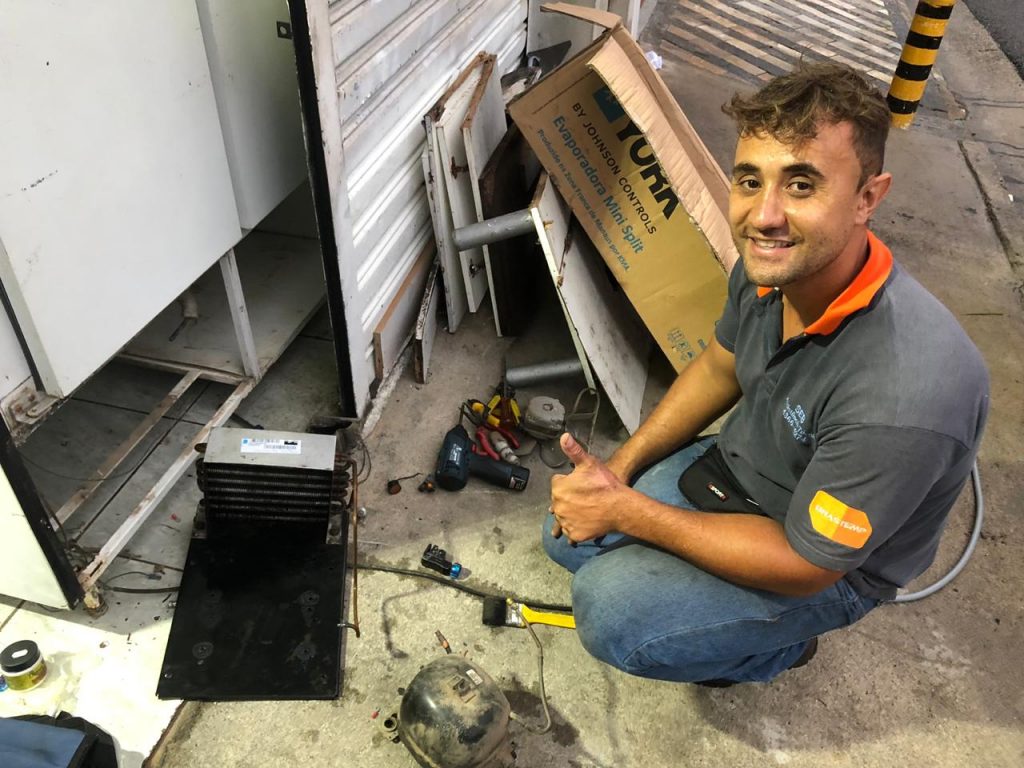 Técnico em refrigeração Lucas Alves, proprietário da Consertolândia, em São Bernardo do Campo (SP) | Foto: Arquivo pessoal