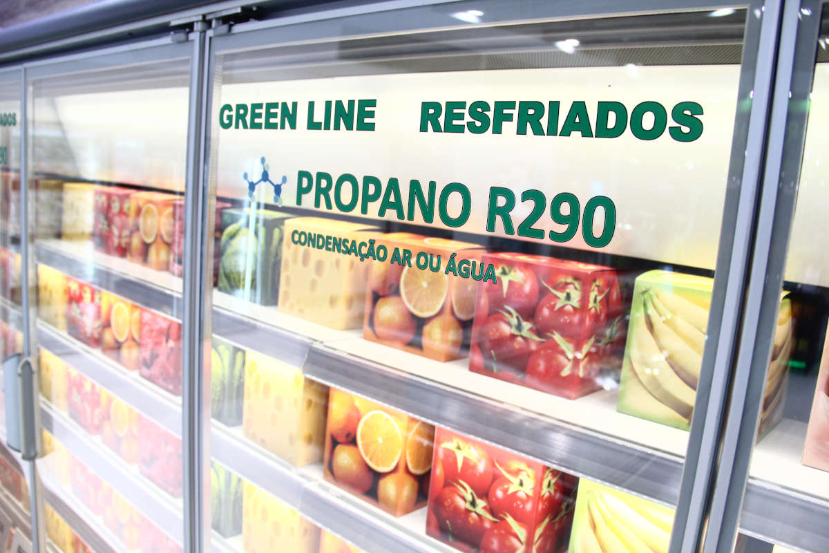 Expositor refrigerado que utiliza propano (R-290) como fluido refrigerante | Foto: Nando Costa/Pauta Fotográfica
