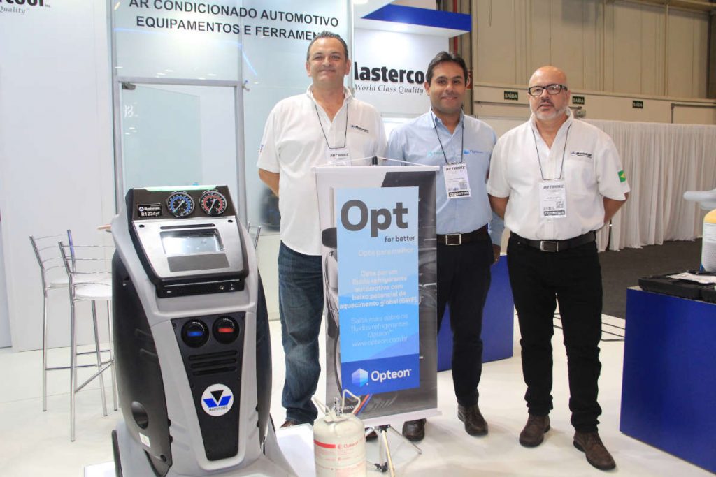 Sandro Saia (Mastercool), Carlos Ribeiro (Chemours) e André Oliveira (Mastercool) no estande da Mastercool na Automec 2019 | Foto: Nando Costa/Pauta Fotográfica