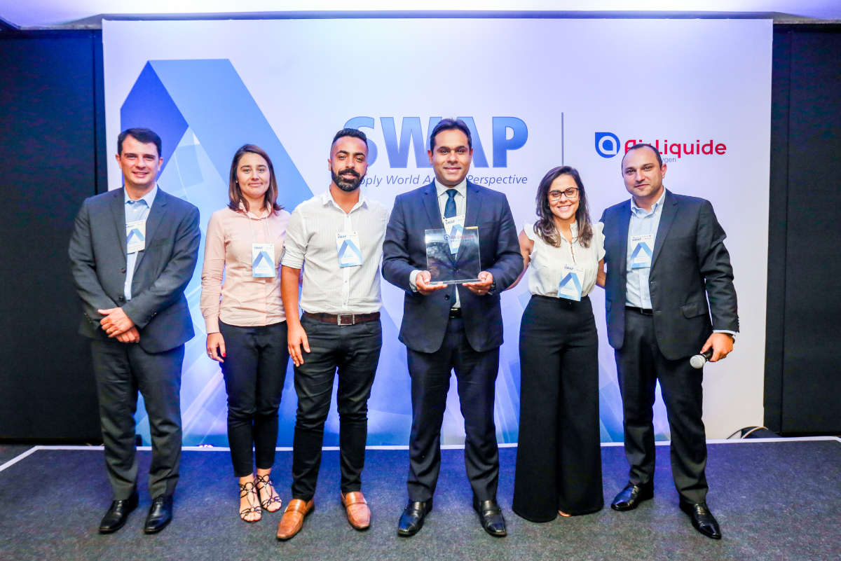 Time da Chemours do Brasil recebendo prêmio da Air Liquide | Foto: Ricardo Matsukawa