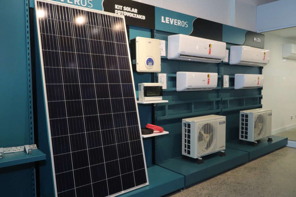 Sistema fotoltaico e aparelhos de ar condicionado da Elgin em exposição na loja conceito da Leveros em São Paulo | Foto: Nando Costa/Pauta Fotográfica