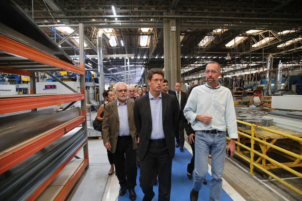 O ministro brasileiro do meio ambiente, Ricardo Salles, durante inauguração, em Curitiba (PR), de linha de envase de propano (R-290), fluido refrigerante de baixo impacto climático | Foto: Divulgação/MMA