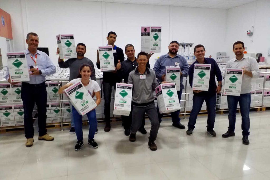 Instaladores de ar condicionando visitando planta de fluidos refrigerantes da Chemours em Manaus (AM) | Foto: Nando Costa/Pauta Fotográfica