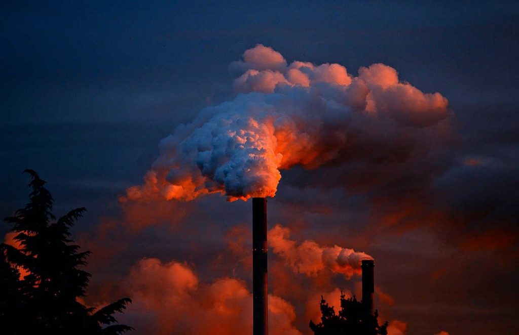 Fumaça emitida por chaminé de fábrica | Foto: Pixabay