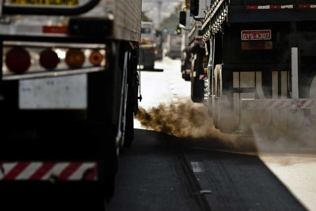 Caminhão emitindo fumaça | Foto: Arquivo/Agência Brasil