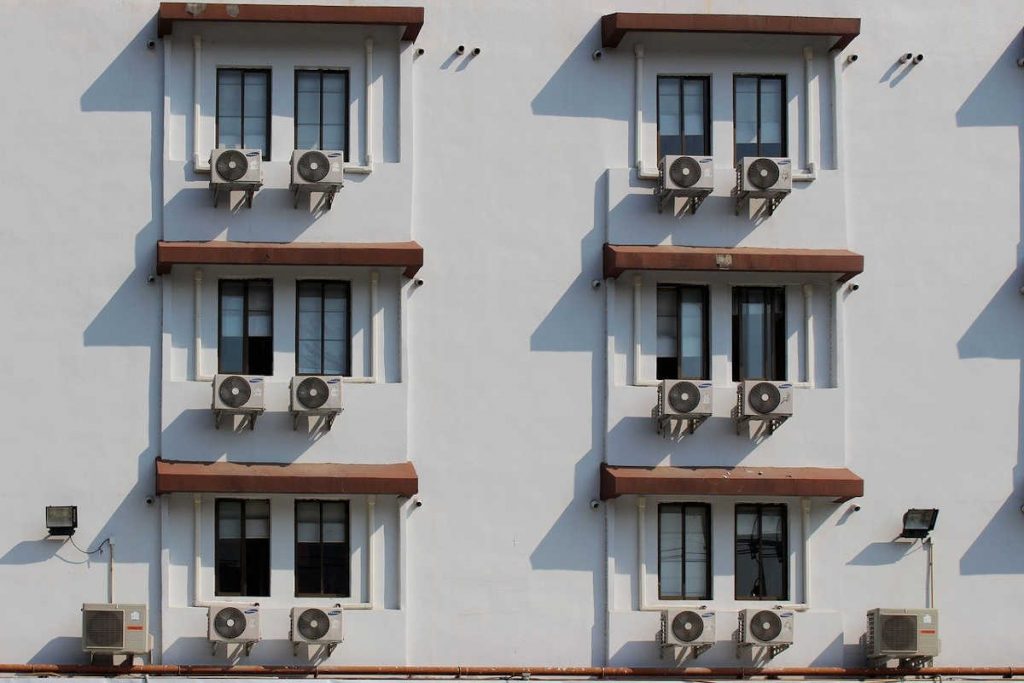Condensadoras de ar condicionado em fachada de hotel | Pixabay