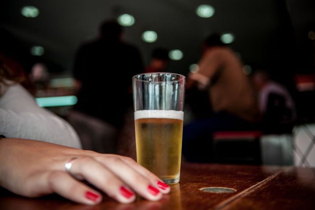Copo de cerveja em balcão de bar : Foto: Arquivo/Agência Brasil