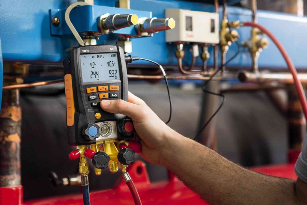 Técnico em refrigeração e ar condicionado com o manifold Testo 557 | Foto: Testo/Divulgação