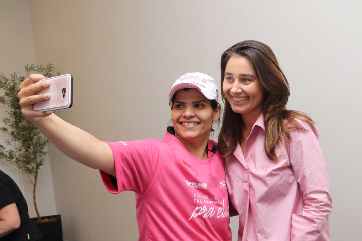 A técnica em refrigeração Carmosinda Santos e a coordenadora técnica da área de fluidos refrigerantes da Chemours no Brasil, Joana Canozzi | Foto: Nando Costa/Pauta Fotográfica