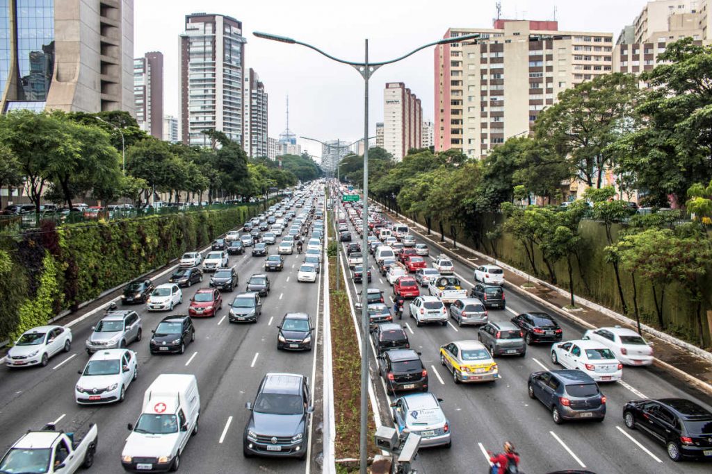 Trânsito de carros na cidade de São Paulo | Foto: Alf Ribeiro/Shutterstock.com