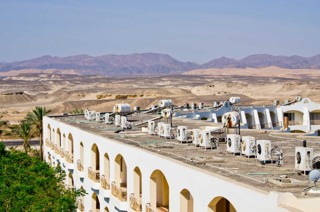 Ar-condicionado (condensadoras) sobre construção no deserto africano | Foto: Shutterstock