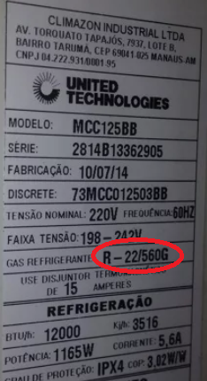 Etiqueta de ar-condicionado indicando quantidade de fluido refrigerante requerida pelo equipamento em massa 