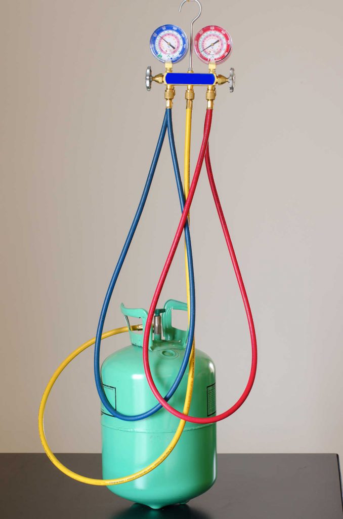 Manifold e botija de fluido refrigerante R-22 | Foto: Shutterstock