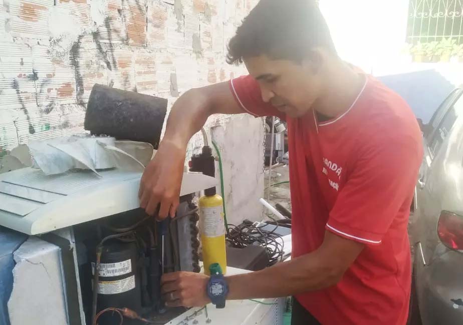 Tetracampeão amazonense, goleiro Bruno Saúl (ex-Iranduba) está trabalhando como refrigerista-ajudante na oficina de um amigo | Foto: Arquivo pessoal
