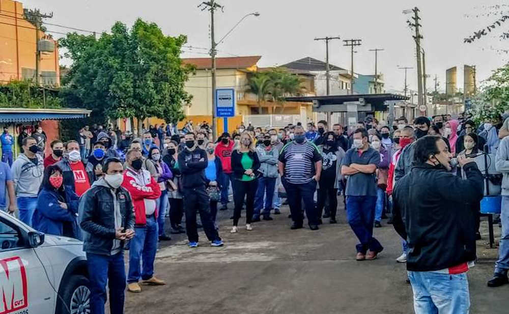 Mobilização de metalúrgicos em frente à fábrica da Tecumseh, em São Carlos (SP) | Foto: Divulgação
