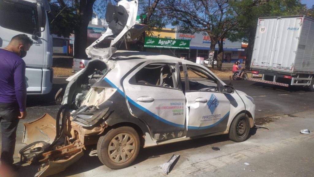 Veículo de empreiteira do ramo de refrigeração e ar condicionado explode e pega foto em Goiânia | Foto: Reprodução/Notícias do Guanabara