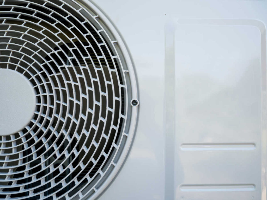 Unidade condensadora de sistema de ar condicionado divido (split system) | Foto: Shutterstock