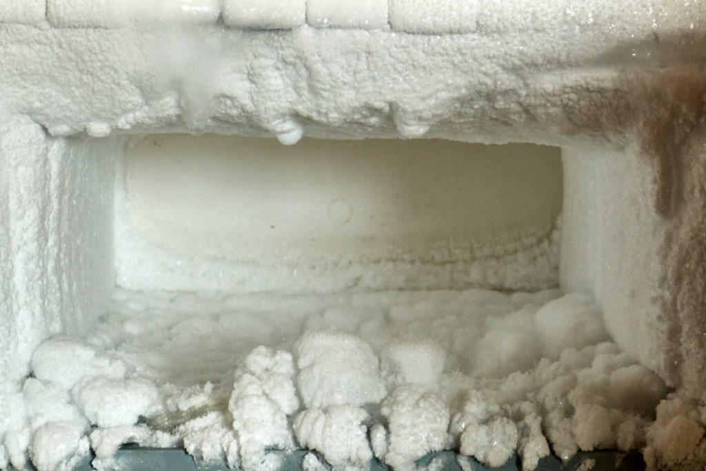 Freezer de refrigerador doméstico com excesso de gelo | Foto: Shutterstock
