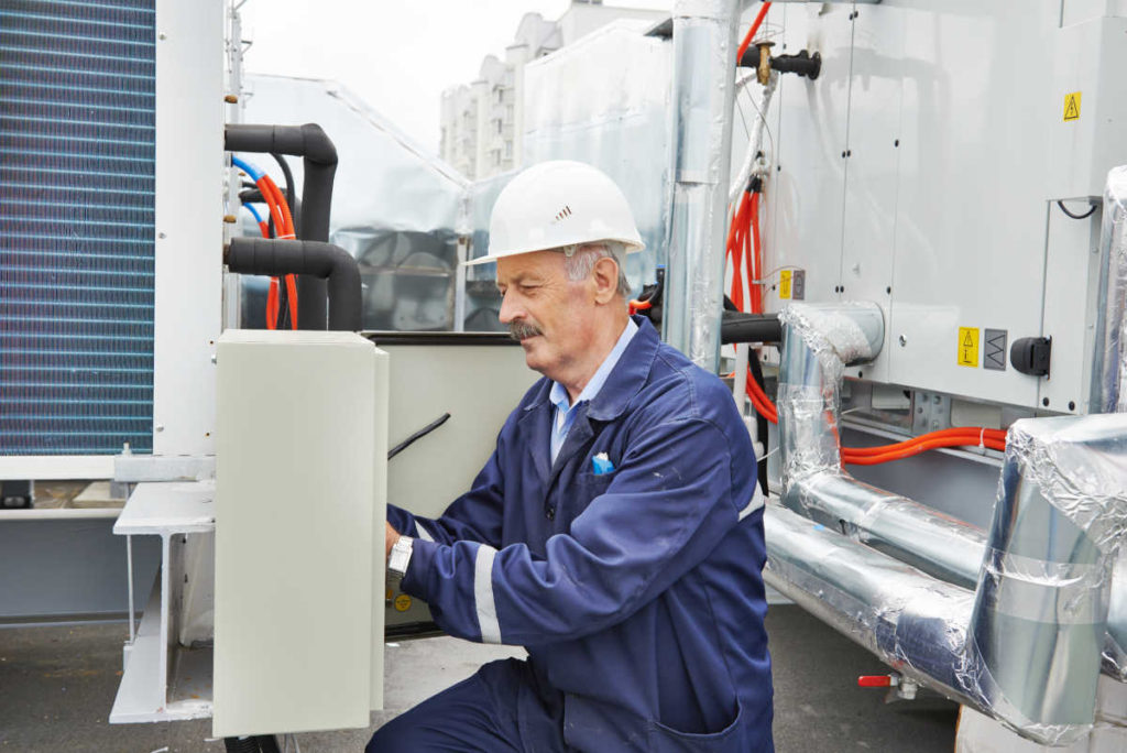 Técnico/engenheiro da área de refrigeração e ar condicionado | Foto: Shutterstock