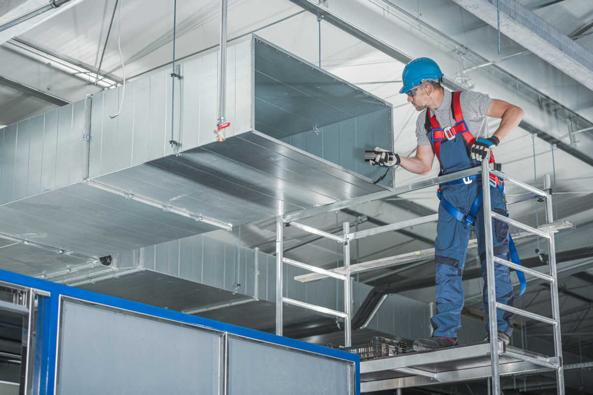 Técnico inspecionando duto de sistema de ar condicionado | Foto: Shutterstock