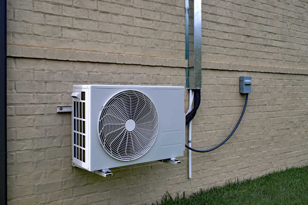 Unidade de condensadora de ar-condicionado mini-split | Foto: Shutterstock